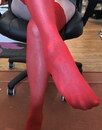 Zauberhafte Beine in roten halterlosen Nylons!